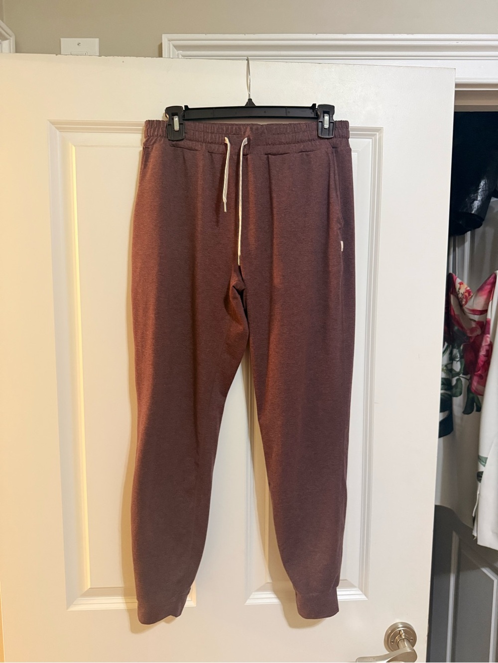 Vuori performance joggers size medium mauve